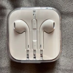 NEW Apple EarPods 3.5 mm Headphone Plug w/ mic